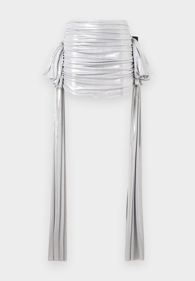 Ασημί μεταλλική μίνι φούστα με ραβδώσεις και μακριές πλευρικές κορδέλες που κρέμονται και στις δύο πλευρές, παρουσιάζεται σε λευκό φόντο.