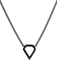 Zwarte metal ketting met een driehoekige hanger met een holle midden, bevestigd aan een ketting met vergrendelde schakels. Eenvoudig ontwerp.