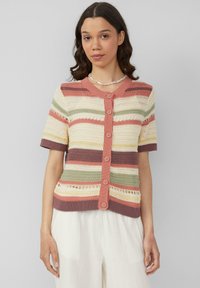 Gestreifter, kurzärmliger Cardigan in Creme, Pink, Grün und Braun gestrickt. Mit Knopfverschluss und offenem Häkelmuster im Stoff.