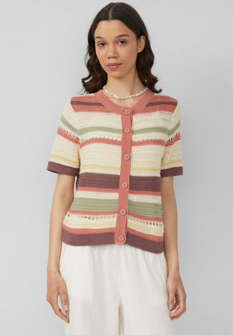 Gestreifter, kurzärmliger Cardigan in Creme, Pink, Grün und Braun gestrickt. Mit Knopfverschluss und offenem Häkelmuster im Stoff.