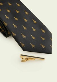 Melns tauriņš ar nelieliem zelta koku rakstiem, kopā ar zelta tauriņa stiprinājumu ar melnu svītru. Gluda tekstūra un tradicionāls dizains.