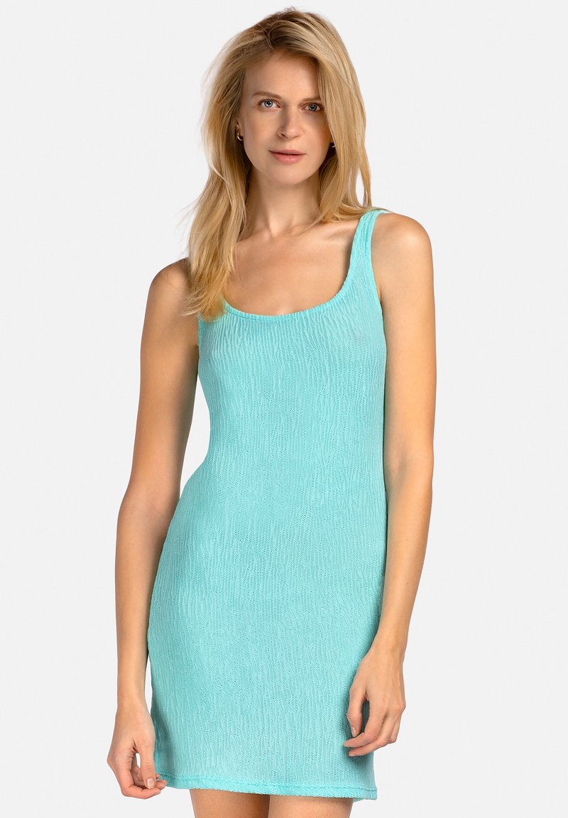 Dopasowana, bezrękawnikowa sukienka w jasnym turkusie z teksturowanym, żebrowanym wzorem i dekoltem w serek, z prostym dołem.