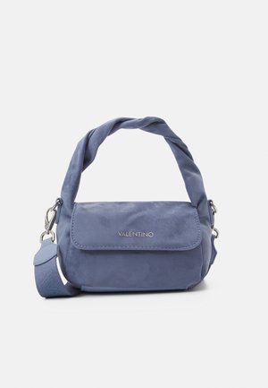 Lavendelfarbene Veloursleder Valentino-Handtasche mit verdrehtem obenliegendem Griff, abnehmbarem Schulterriemen, Frontklappe und silberner Hardware.