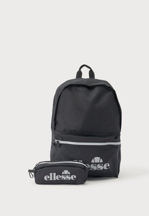 Set zaino nero e piccolo astuccio con dettagli della cerniera bianchi e logo bianco "ellesse" su uno sfondo chiaro e uniforme.