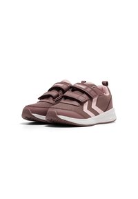 Roze en mauve sport schoenen met een mesh bovenkant, twee klittenbandsluitingen, contrasterende witte accenten en een getextureerde rubberen zool.
