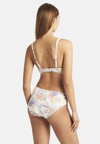Bikini met een bloemenpatroon in pastelkleuren, voorzien van een klittenbandsluiting en verstelbare bandjes. De stof is glad met een zachte textuur.