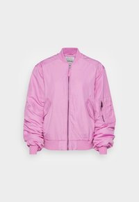 Ljusrosa bomberjacka med framdragkedja, två sidofickor, ficka med dragkedja på vänster ärm, samt ribbade krage, ärmmuddar och fåll.