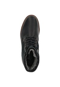 Schwarzer Lederboot mit strukturiertem Obermaterial, runder Zehenform, Schnürung und gepolstertem Kragen. Innen mit weichem, hell gefärbtem Fell gefüttert.