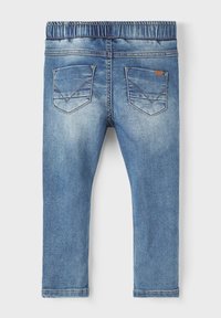 Pantalon en denim bleu avec taille élastique, coupe droite, deux poches arrière avec couture décorative et une finition délavée.