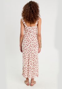 Blumen-Maxi-Dress mit weißem Hintergrund, roten Blumen, breiten Schulterträgern und einer taillierten Taille, mit einem lässigen Schnitt und knöchellanger Länge.