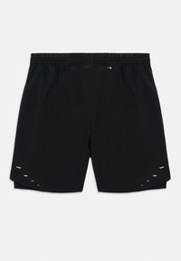 Shorts de course noirs en tissu léger, avec une ceinture élastique, des fentes latérales et des accents réfléchissants près de l'ourlet.