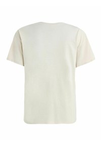 Camiseta de algodón color beige claro con cuello redondo, mangas cortas y un corte relajado. Textura suave, sin patrones ni marcas visibles. Vista desde atrás.