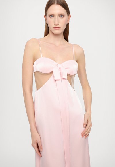 Vestido de satén rosa con un corsé estructurado y un detalle de lazo, tirantes finos y cortes laterales, que cae en una silueta fluida.