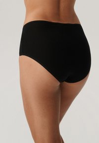 Czarne bawełniane majtki hipsterki o gładkiej fakturze, wysokim stanie i eleganckim designie, z wyraźnymi krawędziami i minimalnym przeszyciem.