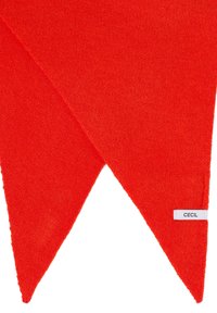 Écharpe en laine rouge vif avec des extrémités pointues et une petite étiquette blanche portant l'inscription "CECIL" sur un côté.