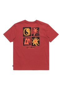 Rotes Baumwoll-T-Shirt mit einem grafischen Design auf dem Rücken, das vier Blöcke zeigt, die jeweils abstrakte Motive von Sonne, Palme und Welle in Orange und Gelb darstellen.