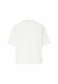 Kastēts balts īsām piedurknēm T-krekls, kas izgatavots no mīksta auduma, ar noapaļotu kakla izgriezumu un vienkāršu, tīru dizainu bez rotājumiem.