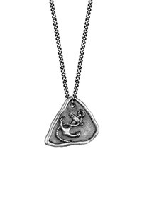 Silverfärgad ankarpendel på en kedja, designad med en texturerad, oregelbunden triangulär form. Detaljer inkluderar en upphöjd ankare och repdesign.