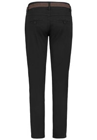 Zwarte broek met een getailleerd ontwerp, voorzien van een geweven bruine tailleband, twee achterzakken met knoopsluitingen en een gladde textuur.