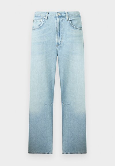 Ανοιχτό μπλε τζιν με ίσια γραμμή, ψηλή μέση, εμπρόσθιο κουμπί και φερμουάρ, με ορατή ραφή στο γόνατο.