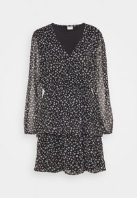 Schwarz geblümtes Kleid mit langen durchsichtigen Ärmeln, tiefem V-Ausschnitt, geraffter Taille und geschichtetem Rüschensaum; es hat kleine rosa und weiße Blumen.