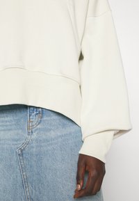 Nike Sportswear HOODIE - Jersey con capucha - off-white