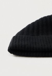 Gorro de punto negro con textura acanalada y puño doblado. Hecho de material suave con un diseño ajustado.