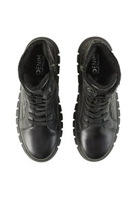 Botas de cuero negro hasta el tobillo con forro texturizado, cuello acolchado y suela de goma robusta. Presenta un diseño de cordones y cierre de cremallera en un lado.