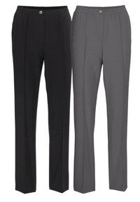 Due pantaloni: uno nero e uno grigio. Entrambi hanno una vestibilità dritta, una cintura elastica e presentano delle pieghe frontali con un accento a bottone.