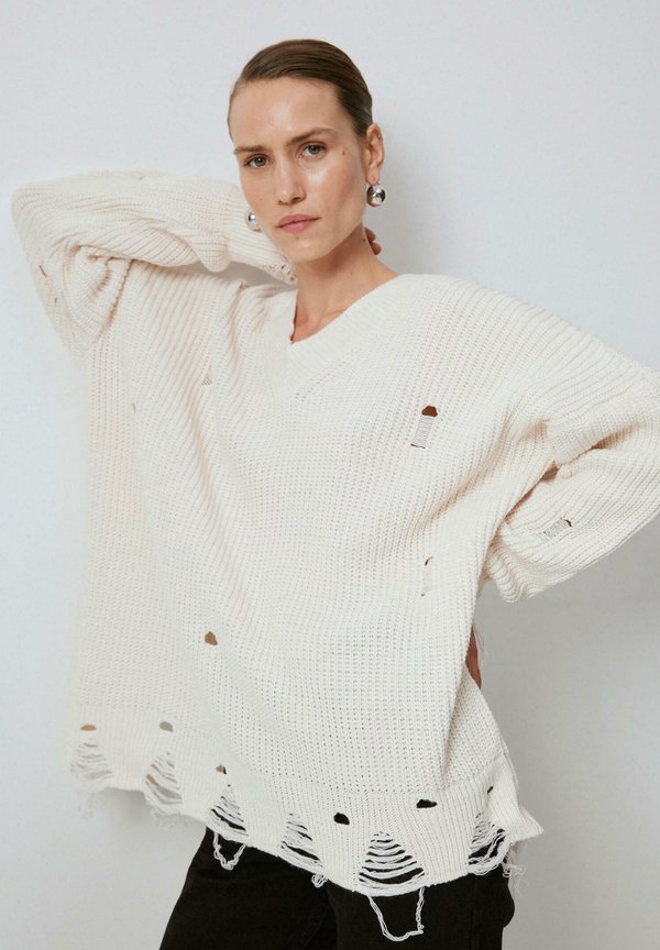 V NECK DETAILED - Strickpullover - ecru