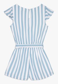 Pasiasty kombinezon w jasnoniebieskim i białym kolorze z bawełny. Posiada krótkie rękawy, zapięcie na guziki z tyłu oraz dopasowany pas z dopasowanym paskiem.