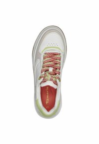 Baskets blanches avec des accents verts et des lacets rouges et blancs à motifs vues de dessus sur un fond blanc.