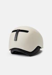 Valge jalgrattakiiver mattpinnaga, mustade ventilatsiooniavadega ja pehme sisekattega mugavuse tagamiseks. Omab taga reguleeritavat rihma.