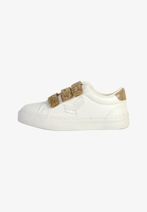 Zapatilla blanca con tres tiras de velcro de purpurina dorada, un talón trasero texturizado y acentos perforados en el lado. Punta redondeada y suela plana.