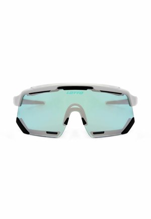 Occhiali sportivi bianchi con una grande lente singola tinta di blu e prese d'aria nere, con il marchio "Lotto" al centro in alto.