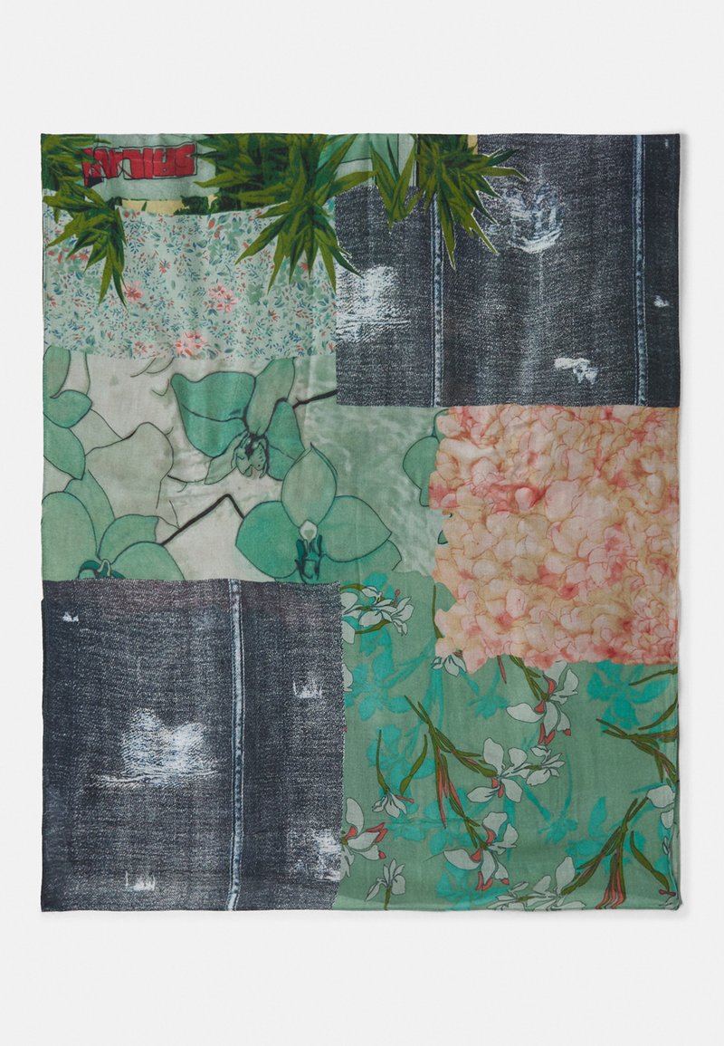 Sciarpa patchwork che combina motivi floreali e di jeans in tonalità di verde, rosa e blu, caratterizzata da un morbido tessuto con texture e stampe varie.