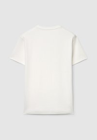 Weißes T-Shirt mit kurzen Ärmeln aus geripptem Stoff. Lässige Passform mit rundem Ausschnitt und geradem Saum. Einfarbige Textur, keine sichtbaren Muster oder Akzente.