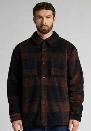 Braun-schwarz karierte Fleecejacke mit Kragen, zwei Brusttaschen und Knopfverschluss; weiche Textur; lockere Passform.