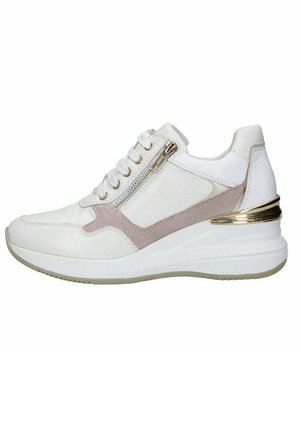 Sneaker bianca con un design testurizzato, accenti beige chiaro, zip decorativa laterale e un dettaglio in oro sul tallone.