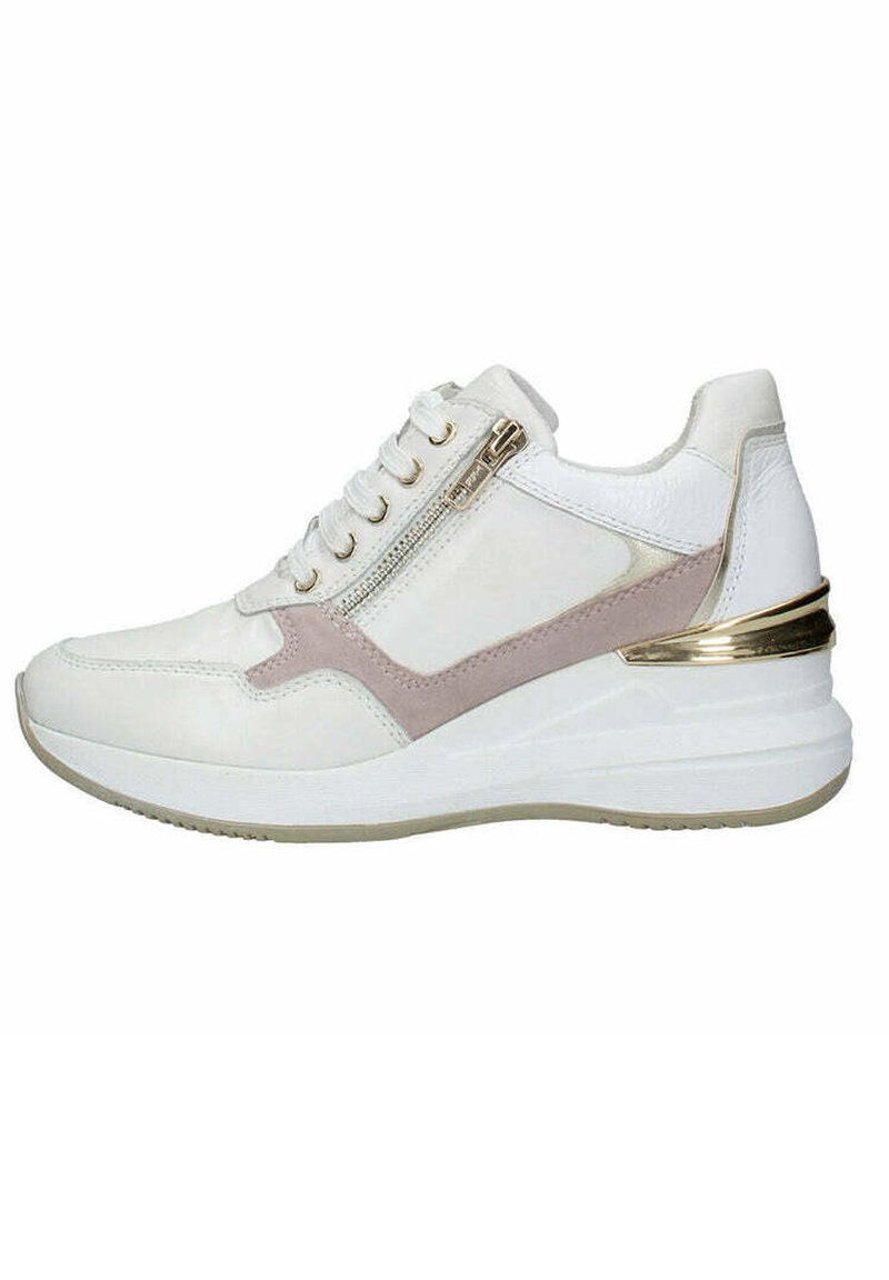 Sneaker bianca con un design testurizzato, accenti beige chiaro, zip decorativa laterale e un dettaglio in oro sul tallone.