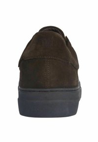 Braune Wildledersneaker mit strukturiertem Finish, abgerundeter Form, schwarzer Gummisohle und dezenten Nähten auf der Rückseite.