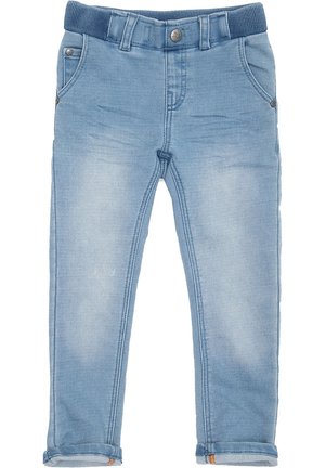 Pantalon en denim bleu clair avec une ceinture côtelée, deux poches avant et des revers pliés, présentant une légère décoloration et des détails de couture.