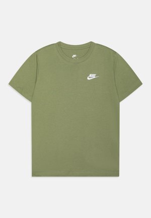 Olivengrøn kortærmet Nike-T-shirt med rund hals og lille hvid Nike-logo på venstre bryst.