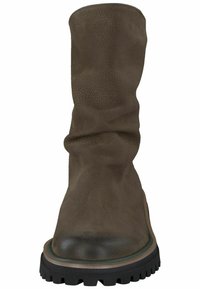 Botte en cuir marron au design décontracté, semelle en caoutchouc et finition texturée. Embout arrondi avec un accent contrastant autour de la semelle.