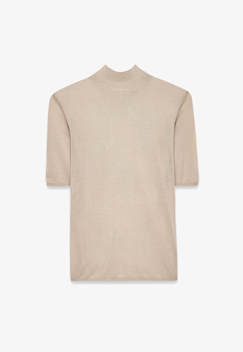 Beige kortärmad stickad topp med mock neck, enkel design och rak nederkant, presenterad mot en vit bakgrund.