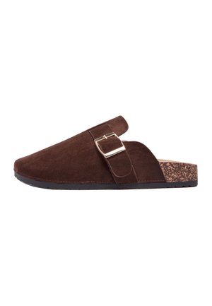 Sabot marron en daim avec sangle réglable à boucle et semelle en liège, conçu pour un usage décontracté.
