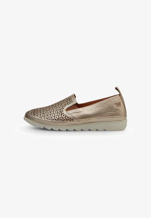 Złote metaliczne buty wsuwane z perforowanym kwiatowym wzorem na wierzchu, elastycznym bocznym panelem, wyścielaną białą podeszwą i pętlą na pięcie.