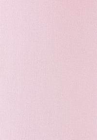 Tissu uni rose clair avec un motif de tissage texturé subtil et sans autres objets ou détails visibles.