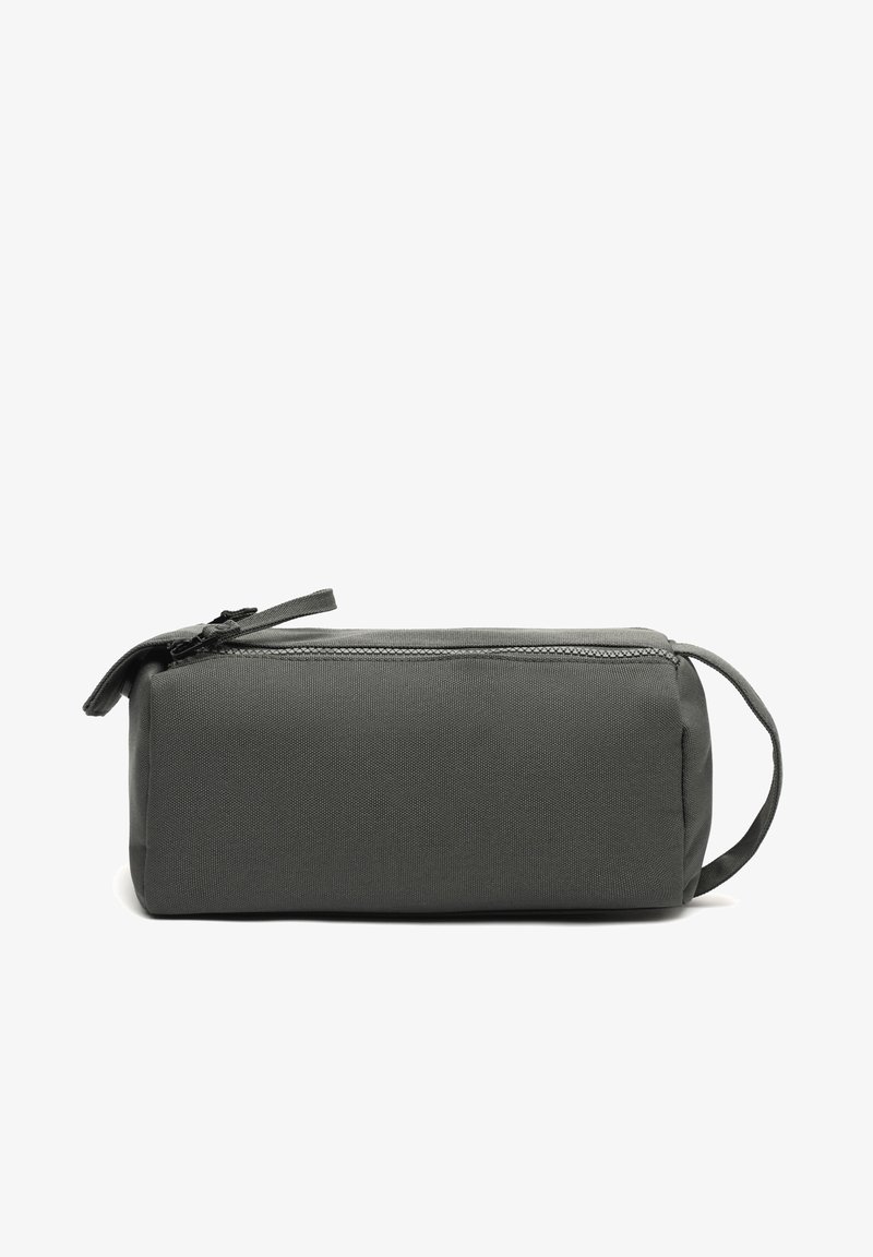 Harmaa kangaspensselitasku, jossa on suorakulmainen muoto, vetoketjukiinnitys ja sivukahva helppoa kantamista varten. Rakenteellinen pinta, jossa on hieno kiilto.