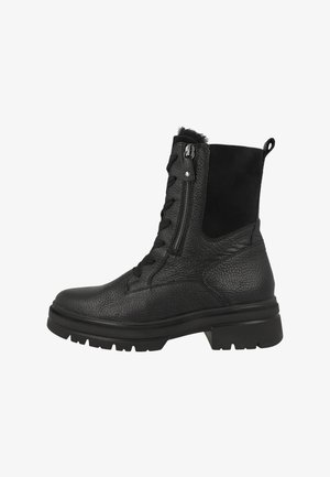 Bottines en cuir noir avec finition texturée, un laçage à l'avant, une fermeture éclair sur le côté et une semelle en caoutchouc épaisse pour une meilleure adhérence. Accents lisses au niveau de la cheville.